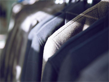 选择职业装定制还是购买现货？