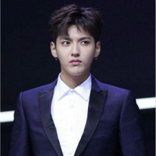 吴亦凡西装帅出新高度，你知道他为什么选择这款西装吗?