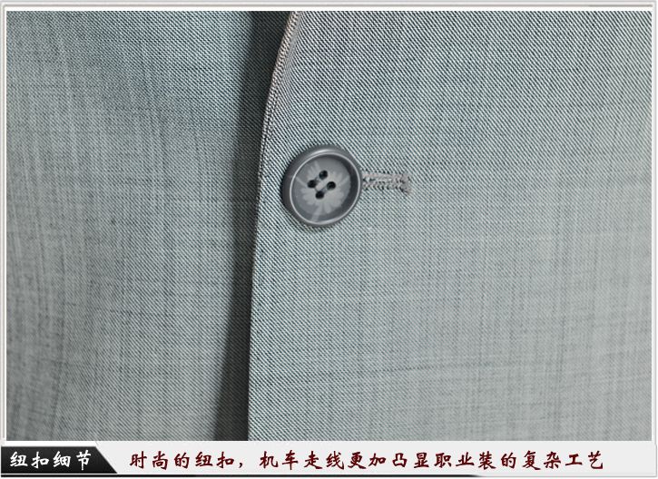 灰色平驳头一?？壑耙底岸ㄖ?纽扣细节展示，经典的平驳头衣领